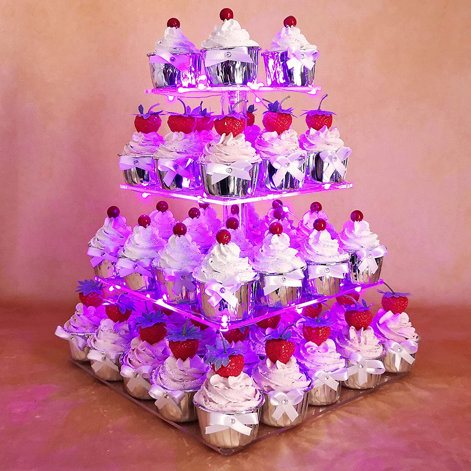 4 patrový stojan na dorty, cupcaky s lila LED světelným řetězem