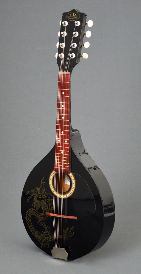 Černá mandolína s motivem draka "ts Music Fidelity"